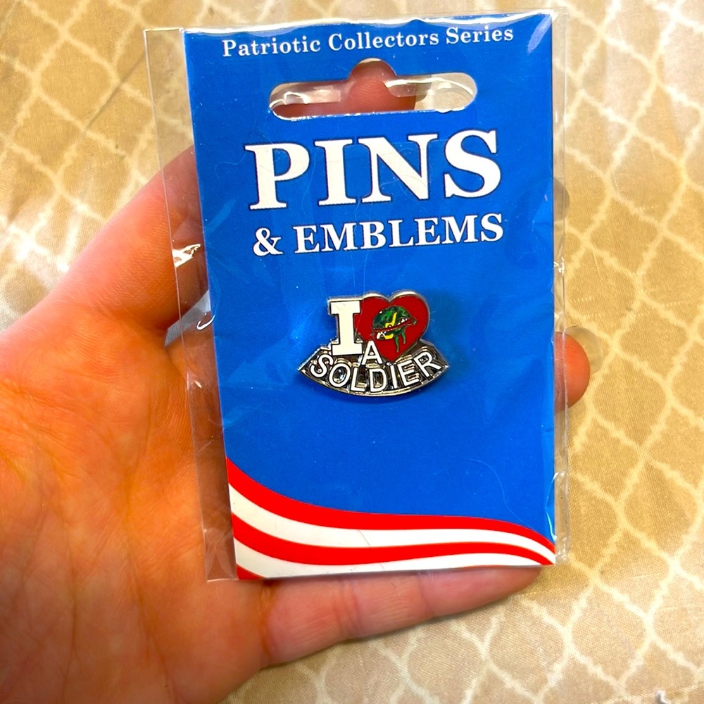 I 🖤a solider pin
